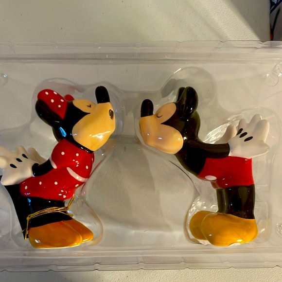 Disney Mickey & Minnie Kissing Salt & Pepper Westland Giftware Box - Picture 3 of 7